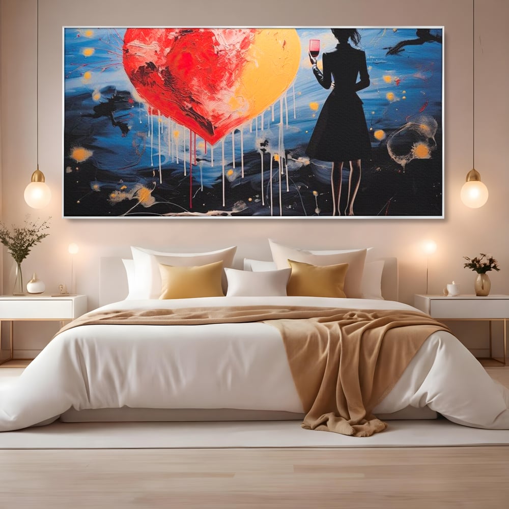 Tablou canvas cu tablou canvas cu femeie si inima uriasa, in rama de aluminiu argintiu, pe perete intr-un dormitor
